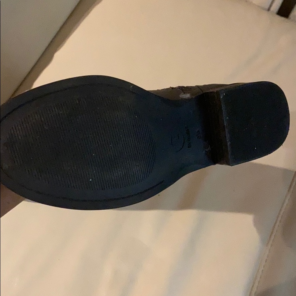 gray boots - Picture 3 of 6